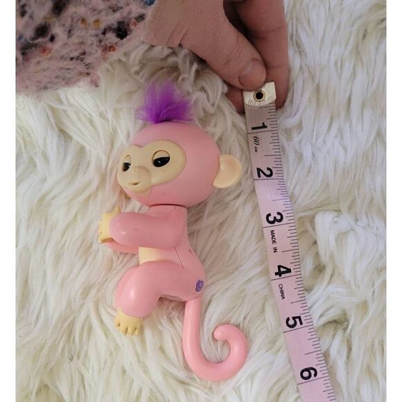 WowWee Fingerlings Bella Interactive Baby Monkey Toy Works - Picture 4 of 7